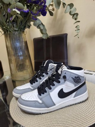 Zapatillas Jordan Mid Gris y Blanco