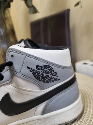 Zapatillas Jordan Mid Gris y Blanco