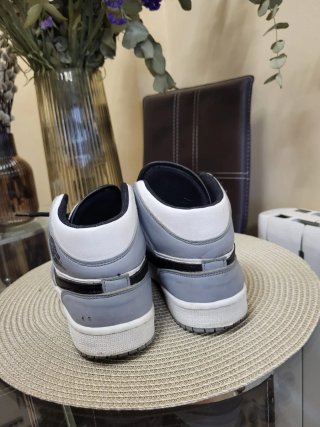 Zapatillas Jordan Mid Gris y Blanco