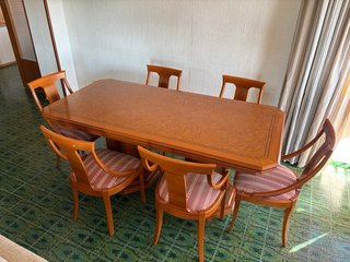 Mesa y mueble vitrina de salón. SE REGALA