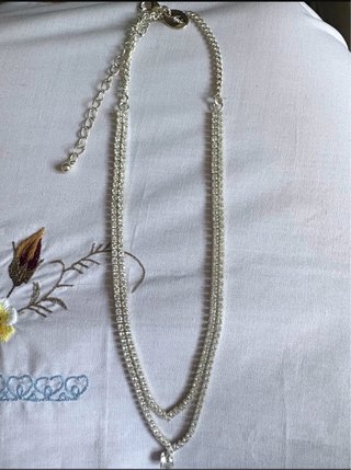 Collar plateado con doble cadena y colgante