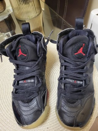 Zapatos Jordan Negros y Rojos