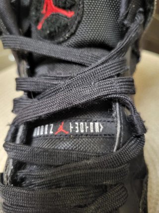 Zapatos Jordan Negros y Rojos