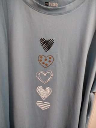 Camiseta azul con corazones