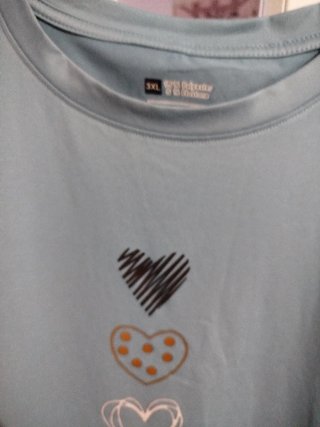 Camiseta azul con corazones