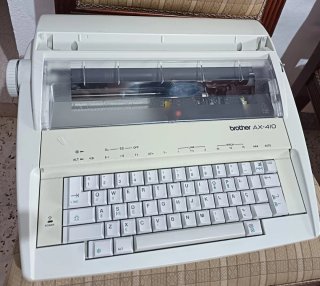 Máquina de escribir eléctrica Brother AX-410