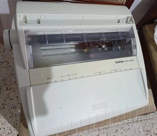 Máquina de escribir eléctrica Brother AX-410