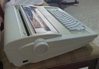 Máquina de escribir eléctrica Brother AX-410