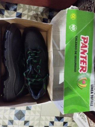 Zapatos de seguridad PANTER negros y verdes.