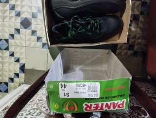 Zapatos de seguridad PANTER negros y verdes.