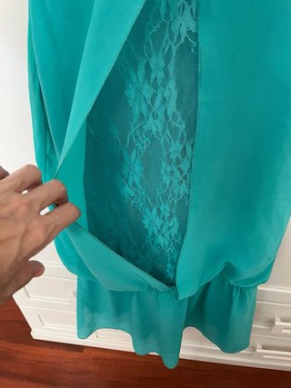 Vestido corto con encaje en espalda