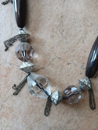 Collana elegante con perle e nappe