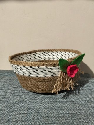 Cesta de cuerda decorada con flor