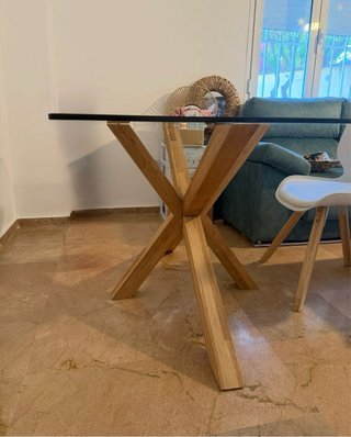 Mesa de cristal y madera