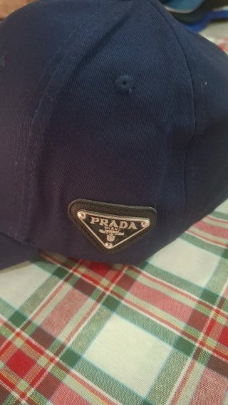 Gorra azul Prada