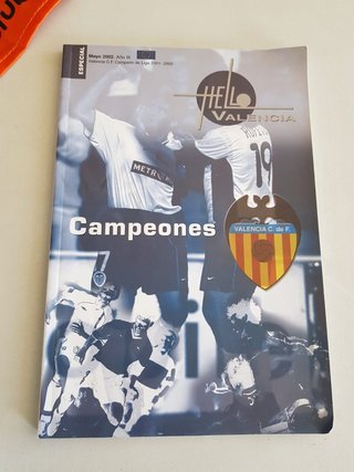 Pañuelo y libros Valencia CF