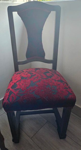 Silla de comedor tapizada en terciopelo