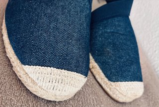 Alpargatas cuña denim azul y beige