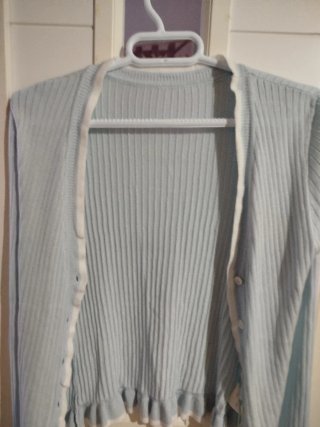 Chaqueta azul claro con volantes