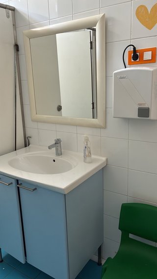 Mueble de baño azul y blanco