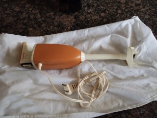 Batidora de mano naranja y blanca