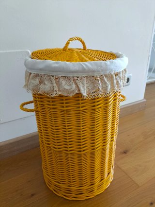 Cesto de mimbre amarillo con tapa