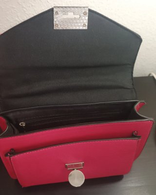 Bolso rosa con cadena y tachuelas