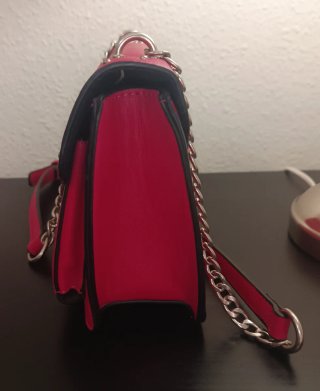 Bolso rosa con cadena y tachuelas