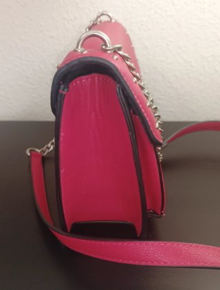 Bolso rosa con cadena y tachuelas
