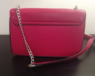 Bolso rosa con cadena y tachuelas