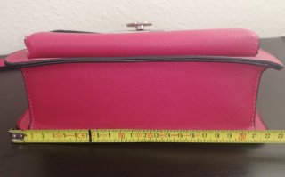 Bolso rosa con cadena y tachuelas