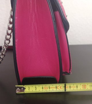 Bolso rosa con cadena y tachuelas