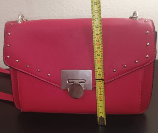 Bolso rosa con cadena y tachuelas
