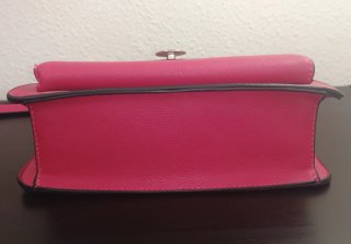 Bolso rosa con cadena y tachuelas