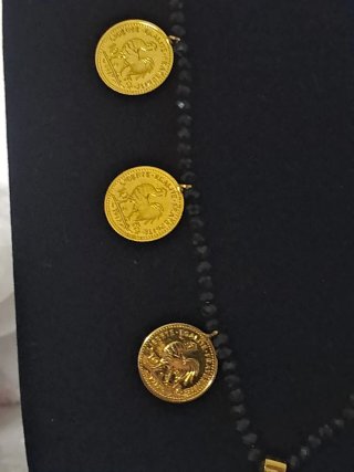Collar con monedas doradas y colgante