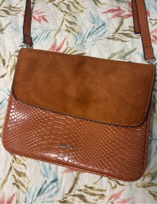 Bolso Parfois marrón piel serpiente y ante
