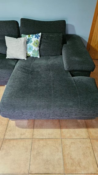 Sofá modular gris con cojines
