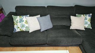 Sofá modular gris con cojines