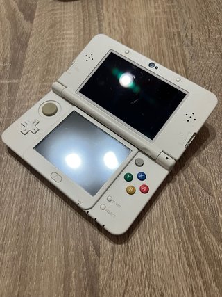 Nuovo Nintendo 3DS Edizione Xenoblade + Accessori