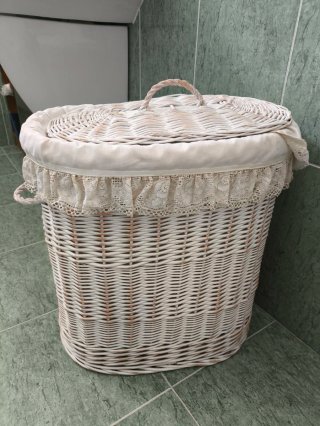 Cesto de mimbre con tapa y forro