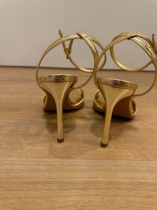 Sandalias tacón Zara doradas