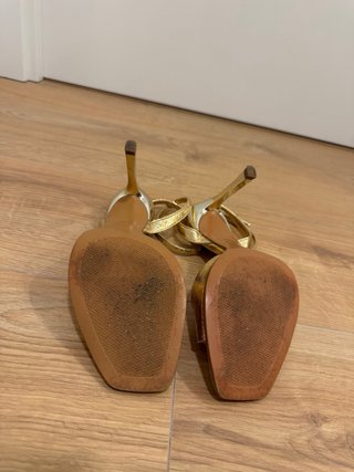 Sandalias tacón Zara doradas