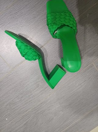 Sandalias verdes trenzadas Lefties
