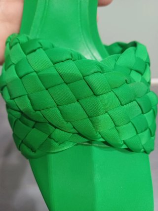 Sandalias verdes trenzadas Lefties