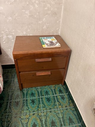 Armario de madera, cómoda y mesitas. SE REGALA