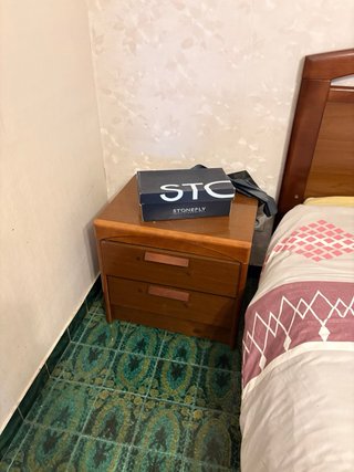 Armario de madera, cómoda y mesitas. SE REGALA