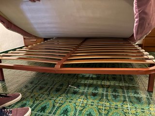 Armario de madera, cómoda y mesitas. SE REGALA