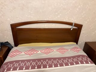 Armario de madera, cómoda y mesitas. SE REGALA