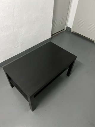 Mesa de centro negra de madera