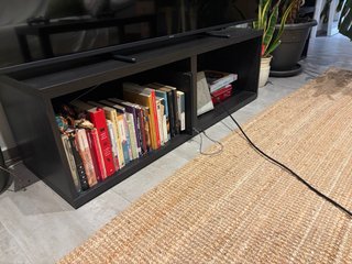 Mueble TV negro y marrón